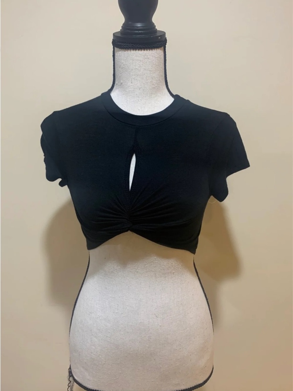 Charlotte Russe Black Twist Keyhole Crop Top